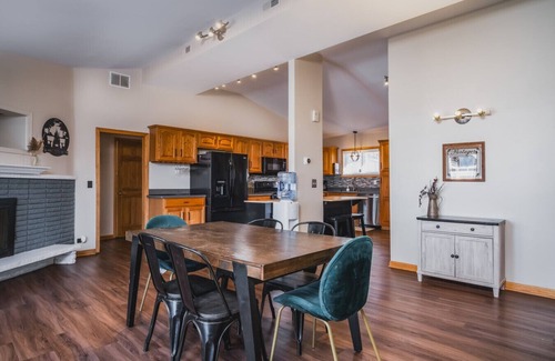 Fox Lake Apartamento | Pet Friendly Sunset Lakefront Cottage in Fox Lake w/ Boat Pier