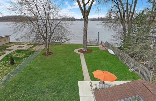 Fox Lake Apartamento | Pet Friendly Sunset Lakefront Cottage in Fox Lake w/ Boat Pier
