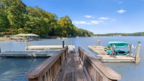 Sherrills Ford Casa | Mi Casa Su Casa by AvantStay Lakefront Escape
