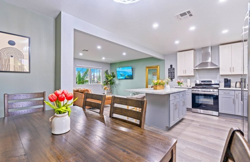 Monrovia Casa | MI- Ranch style 3 bedroom 2 bath Quiet & safe Neighborhood king-bed!