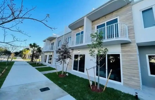 Princeton Casa | Miami 3 Story Townhouse with Balcony, Rooftop & Parking