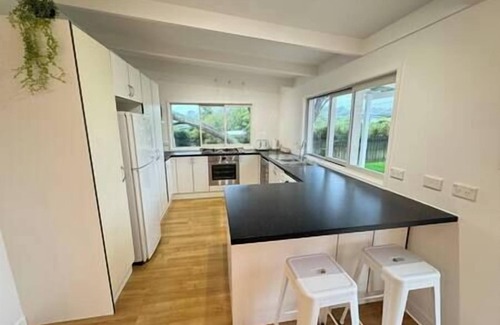 Surfdale Casa | Miami one one - Entire House - Walk to Beach, Village and 2 Vineyards