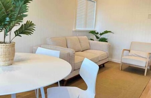 Surfdale Casa | Miami one one - Entire House - Walk to Beach, Village and 2 Vineyards
