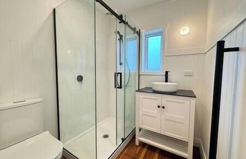 Surfdale Casa | Miami one one - Entire House - Walk to Beach, Village and 2 Vineyards