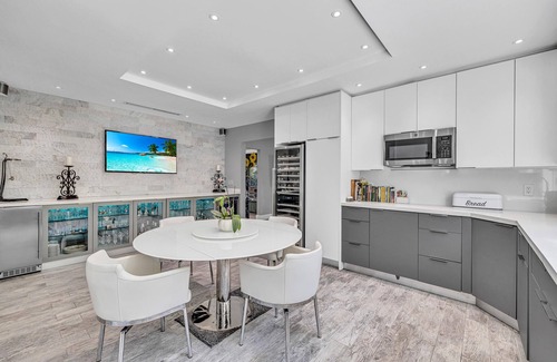 Coral Way Casa | Miami Sombra: Prime Location-Parkfront- Den-Gazebo