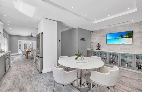 Coral Way Casa | Miami Sombra: Prime Location-Parkfront- Den-Gazebo