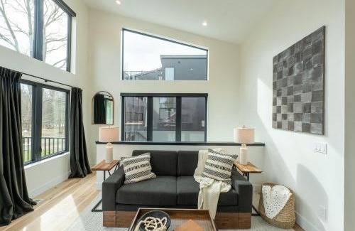 Saugatuck Casa | Michigan Mod Walk To Downtown