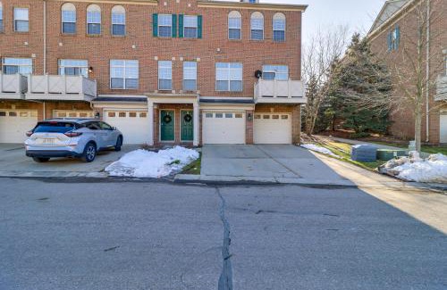 Northville Apartamento | Michigan Townhome with Smart TV 25 Mi to Detroit!