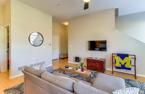 Northville Apartamento | Michigan Townhome with Smart TV 25 Mi to Detroit!
