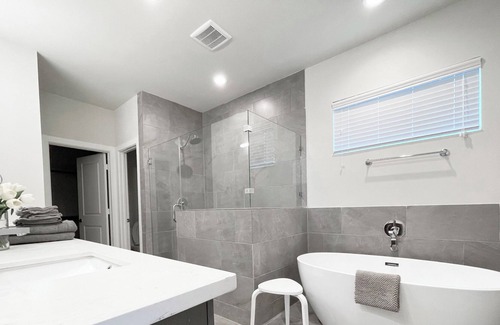 The Fountains Casa | Mid-Cent-Modern 3-Bed Home Garage WiFi Sugar Land, TX