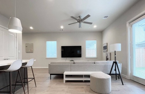 The Fountains Casa | Mid-Cent-Modern 3-Bed Home Garage WiFi Sugar Land, TX