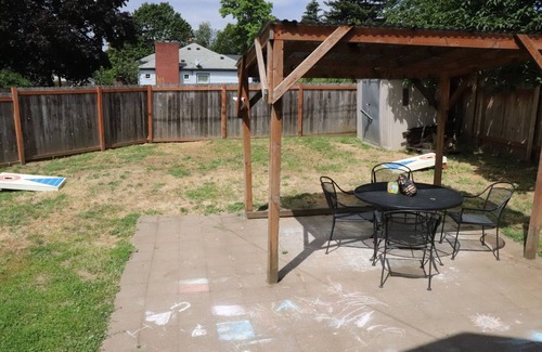 Central Park Casa | Mid-century 5-bedroom house in lovely Downtown Vancouver with WiFi, AC