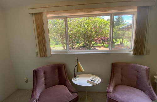 Pleasant Valley Casa | Mid century 7 acre private property 20 minutes from PDX airport