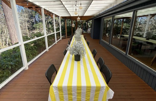 Pleasant Valley Casa | Mid century 7 acre private property 20 minutes from PDX airport