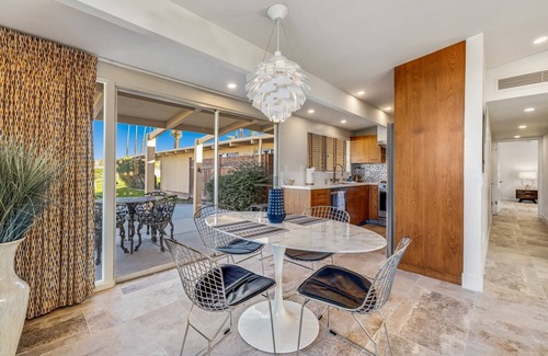 Palm Desert Condominio | Mid-Century Beauty! Community Pool! Hiking! Mountain Views! Walk to El Paseo!