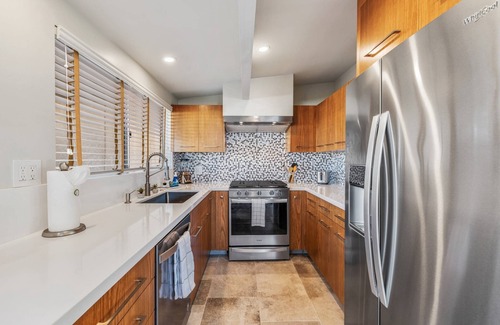 Palm Desert Condominio | Mid-Century Beauty! Community Pool! Hiking! Mountain Views! Walk to El Paseo!