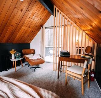 Running Springs Chalet De Esquí | Mid-Century Cabin Perfect for Romantic Getaway