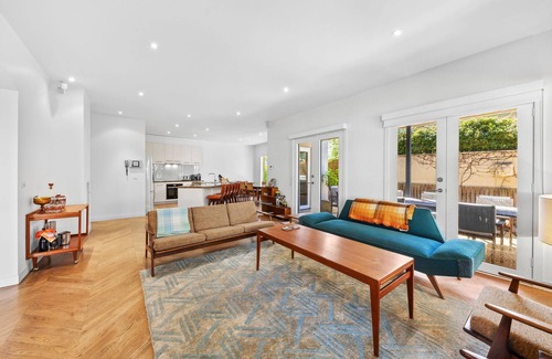 Queenscliff Casa | Mid-Century Charm Meets Coastal Convenience—Your Perfect Getaway Awaits!