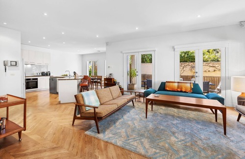 Queenscliff Casa | Mid-Century Charm Meets Coastal Convenience—Your Perfect Getaway Awaits!