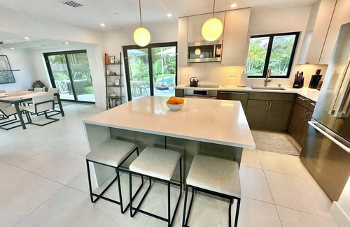 Central Corals Casa | Mid-Century Coastal Paradise