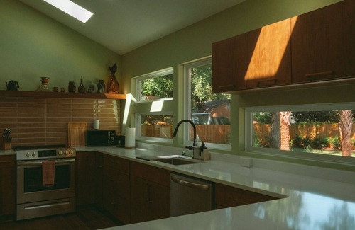 Belville Casa | Mid-Century Coastal Escape- Heated Saltwater Pool - 9min to Wilmington Riverwalk