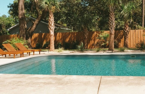 Belville Casa | Mid-Century Coastal Escape- Heated Saltwater Pool - 9min to Wilmington Riverwalk