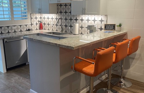 Magnesia Falls Cove Condominio | Mid century condo in Magnesia Falls Cove