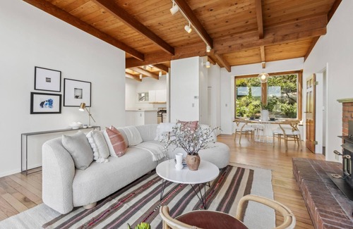 Inverness Cabaña | Mid-century cottage & studio with Tomales Bay views in Old Inverness