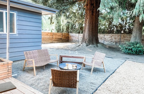 McMinnville Cabaña | Redwood Cottage en Oregon Wine Country, a una milla de la histórica 3rd Street
