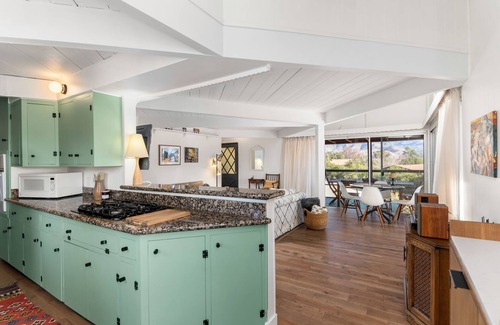 Wofford Heights Cabina | Mid Century Creekside Cabin with Hot Tub