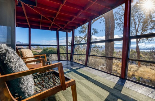 Wofford Heights Cabina | Mid Century Creekside Cabin with Hot Tub