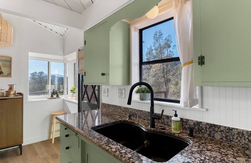 Wofford Heights Cabina | Mid Century Creekside Cabin with Hot Tub