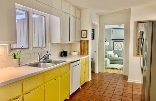 Chapel Hill Casa | Mid-Century Designer w/ King Beds & Sonos Stereo