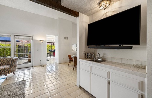 Palm Desert Condominio | ¡Escapada de mitad de siglo! 1/2 cuadra de tiendas y restaurantes El Paseo! Sparkling Pool & spa!