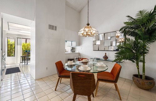 Palm Desert Condominio | ¡Escapada de mitad de siglo! 1/2 cuadra de tiendas y restaurantes El Paseo! Sparkling Pool & spa!