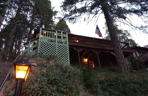 Twin Peaks Cabina | Mid-Century Hansel & Gretel - National Forest Adventure Pass