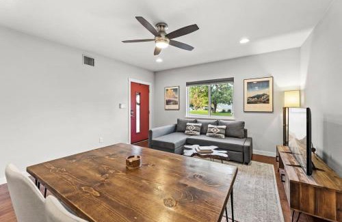 Zilker Casa | Mid-century home in Zilker with a backyard