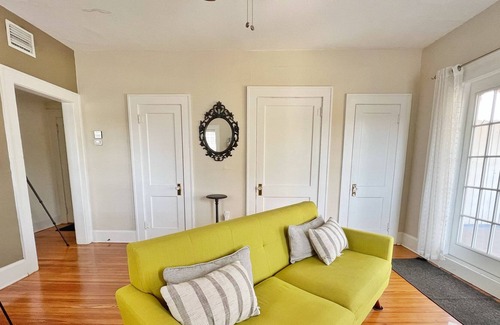 Riviera Bay Apartamento | Mid-century Inspired 1/1 Apt w/ Balcony - 10 Minutes to Downtown