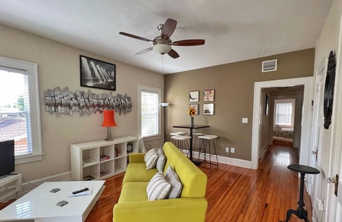 Riviera Bay Apartamento | Mid-century Inspired 1/1 Apt w/ Balcony - 10 Minutes to Downtown
