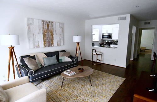 Oak Lawn Apartamento | Mediados de siglo - Cama tamaño king - Estacionamiento - HP / Design Dist / Katy Trail / Uptown