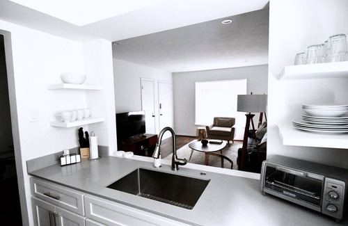 Oak Lawn Apartamento | Mediados de siglo - Cama tamaño king - Estacionamiento - HP / Design Dist / Katy Trail / Uptown