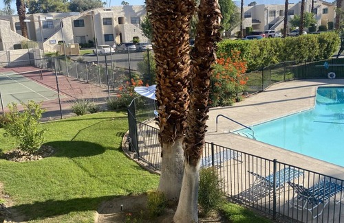 Palm Springs Condominio | Mid-Century Meets Glam Condo-1 Bed & 1.5 Bath-Pull-Out Couch-Monthly & Seasonal