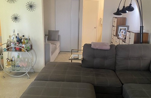 Palm Springs Condominio | Mid-Century Meets Glam Condo-1 Bed & 1.5 Bath-Pull-Out Couch-Monthly & Seasonal