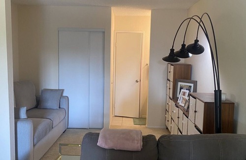 Palm Springs Condominio | Mid-Century Meets Glam Condo-1 Bed & 1.5 Bath-Pull-Out Couch-Monthly & Seasonal