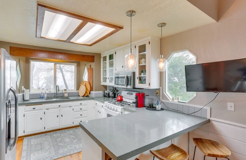 Crestline Cabaña | Mid-Century Mod Cottage, Steps to Lake Gregory!