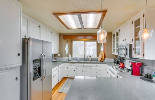Crestline Cabaña | Mid-Century Mod Cottage, Steps to Lake Gregory!