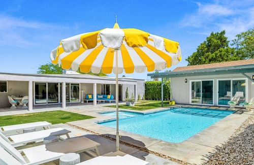 Cathedral City Cove Casa | Mid-century modern home with pool, pool spa, grill, & casita with kitchenette