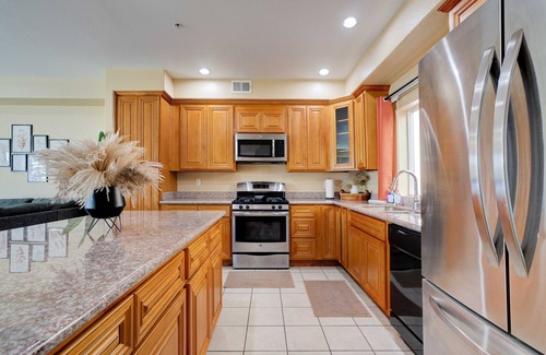 Lincoln Acres Casa | Mid Century Modern 4Bedroom Family Townhome