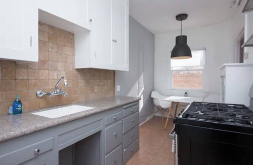 Fort MacArthur Apartamento | Mid Century Modern Beachside. Laundry. Parking