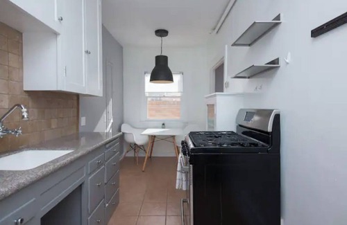 Fort MacArthur Apartamento | Mid Century Modern Beachside. Laundry. Parking